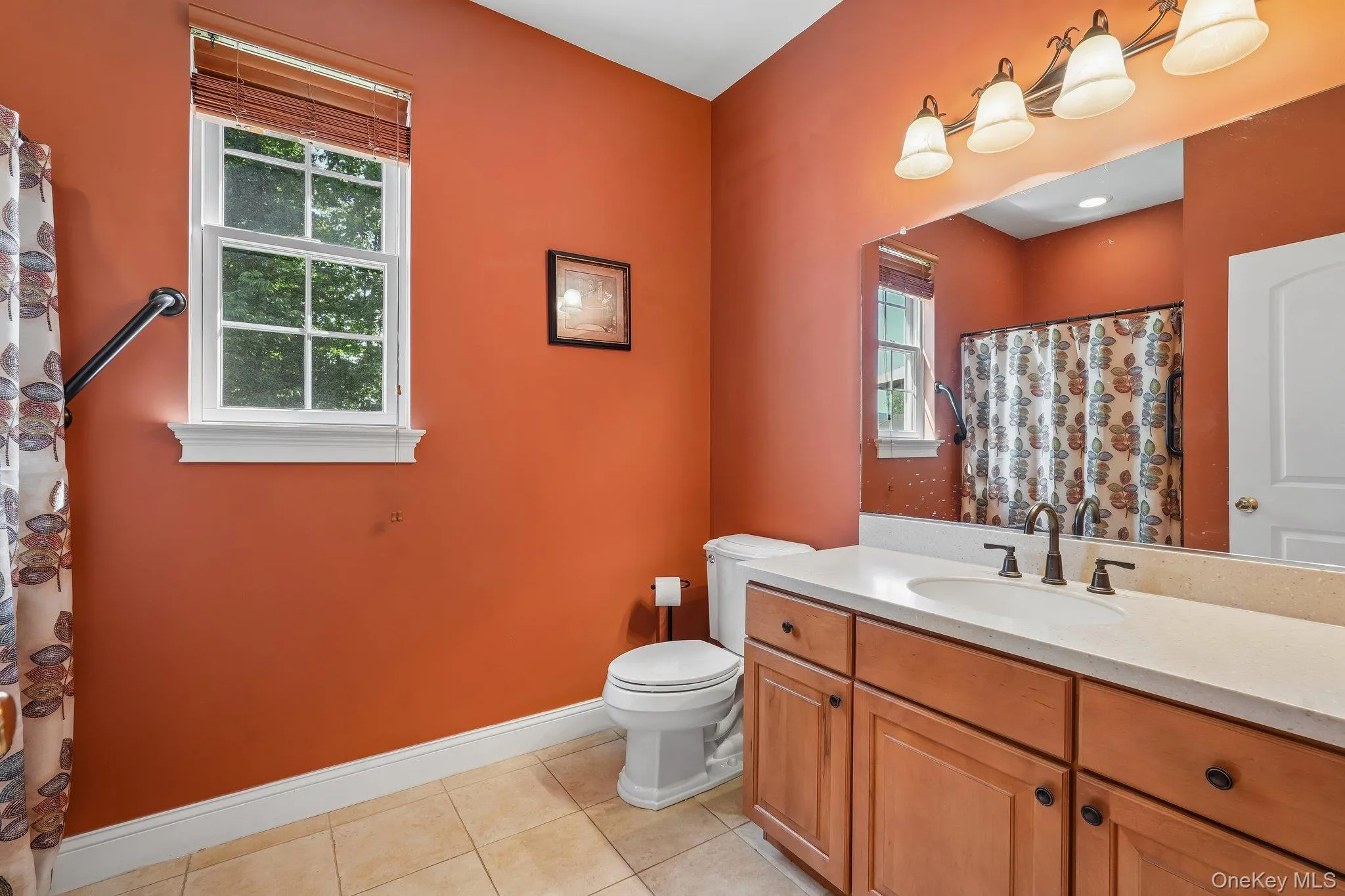 Full bathroom located on the first floor. Full bathroom located on the first floor.