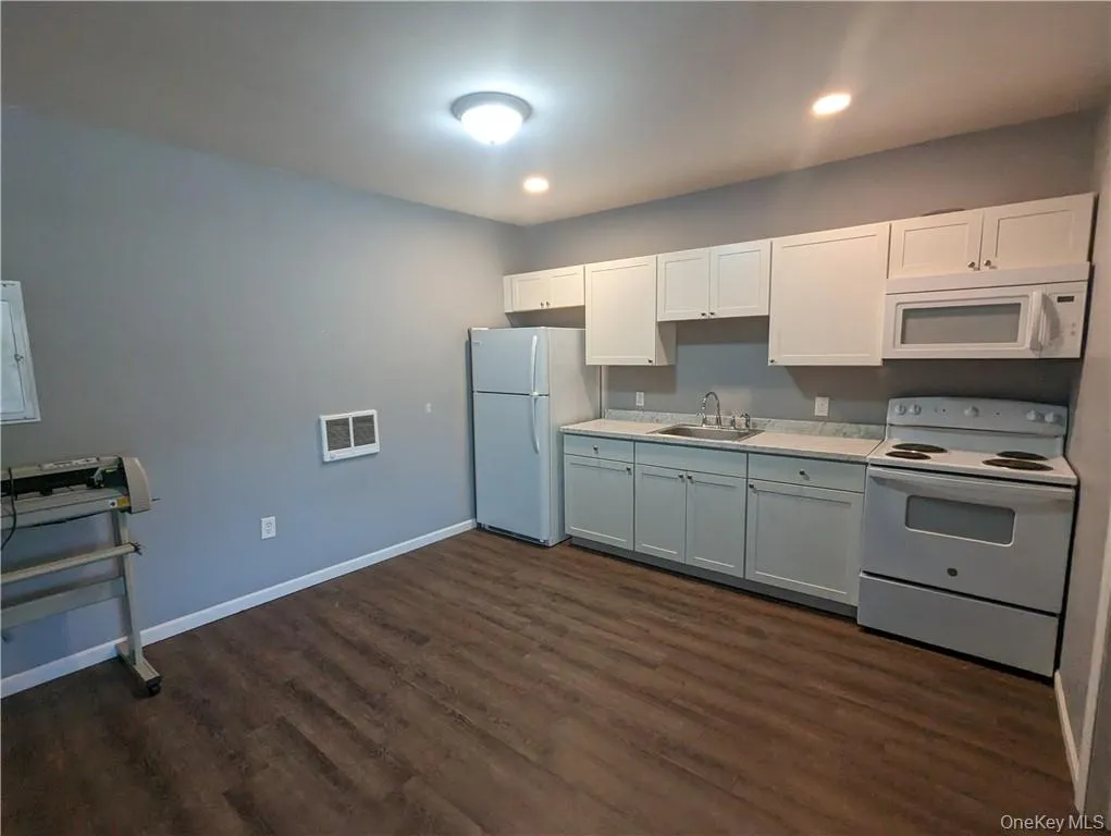 3144 Route 9W, New Windsor, NY, 1 Bedroom Bedrooms, 4 Rooms Rooms,1 BathroomBathrooms,Residential Lease,For Rent,Route 9W,0,1011612 3144 Route 9W, New Windsor, NY, 1 Bedroom Bedrooms, 4 Rooms Rooms,1 BathroomBathrooms,Residential Lease,For Rent,Route 9W,0,1011612