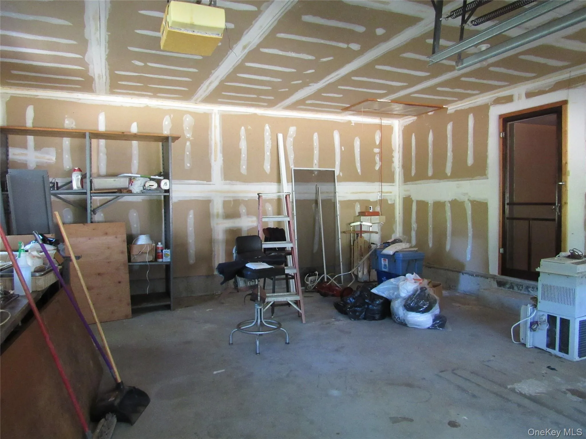 Oversized 2 car garage. Fully sheetrocked Oversized 2 car garage. Fully sheetrocked