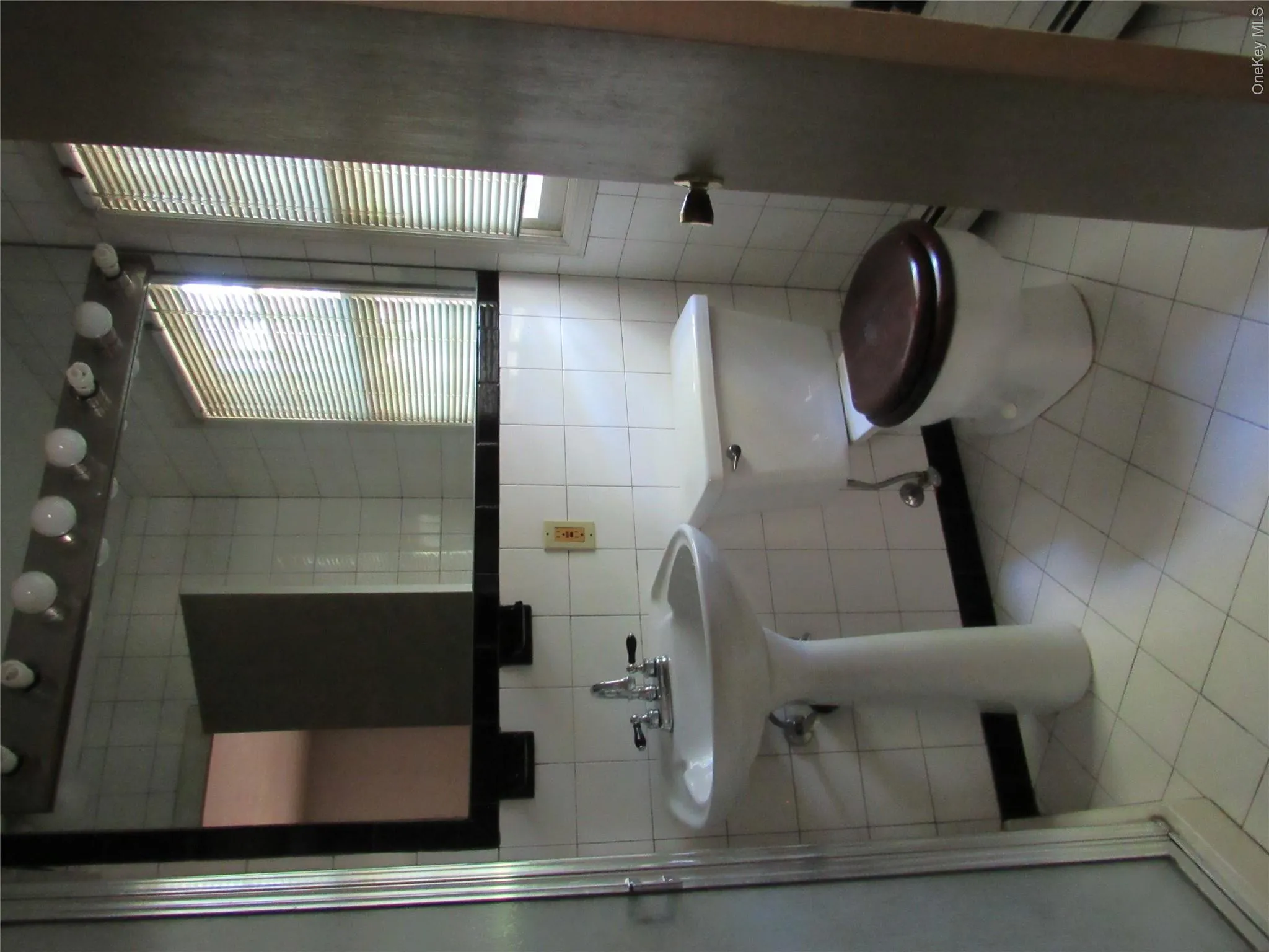 Full bathroom Full bathroom