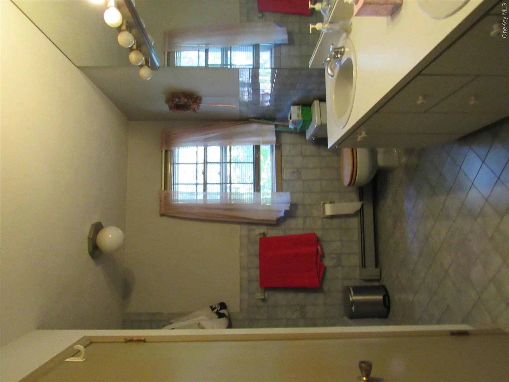Second floor full bathroom. Second floor full bathroom.