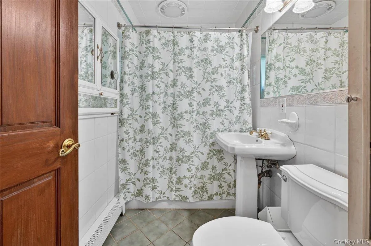 61 Elbow Lane, Hempstead, NY, 4 Bedrooms Bedrooms, 7 Rooms Rooms,2 BathroomsBathrooms,Residential,For Rent,Elbow,0,1011673 61 Elbow Lane, Hempstead, NY, 4 Bedrooms Bedrooms, 7 Rooms Rooms,2 BathroomsBathrooms,Residential,For Rent,Elbow,0,1011673