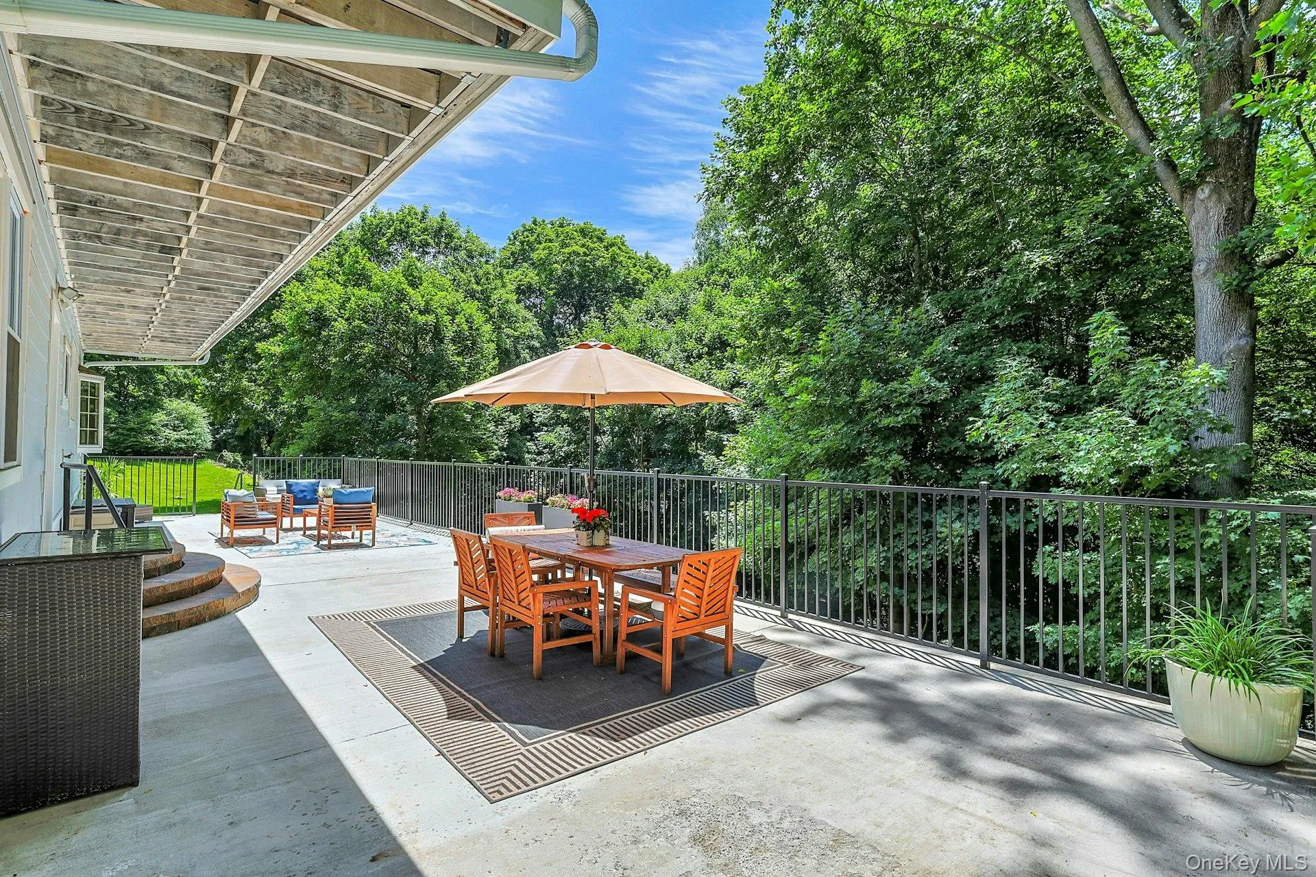 Plenty of space for all of your entertaining needs. Plenty of space for all of your entertaining needs.