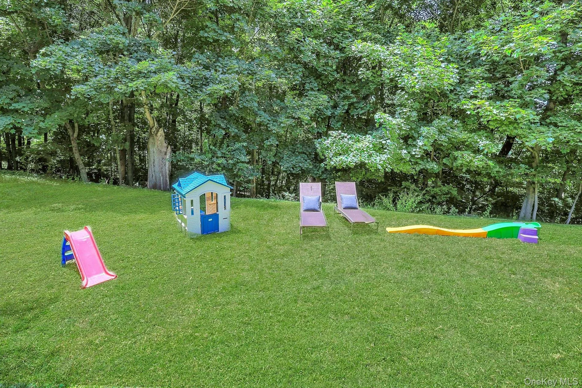 Yard offers plenty of privacy. Yard offers plenty of privacy.