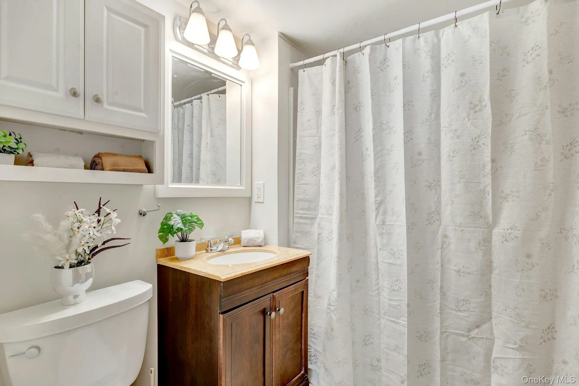Bright and refreshed, the full bath offers timeless finishes with a clean, classic design. Bright and refreshed, the full bath offers timeless finishes with a clean, classic design.