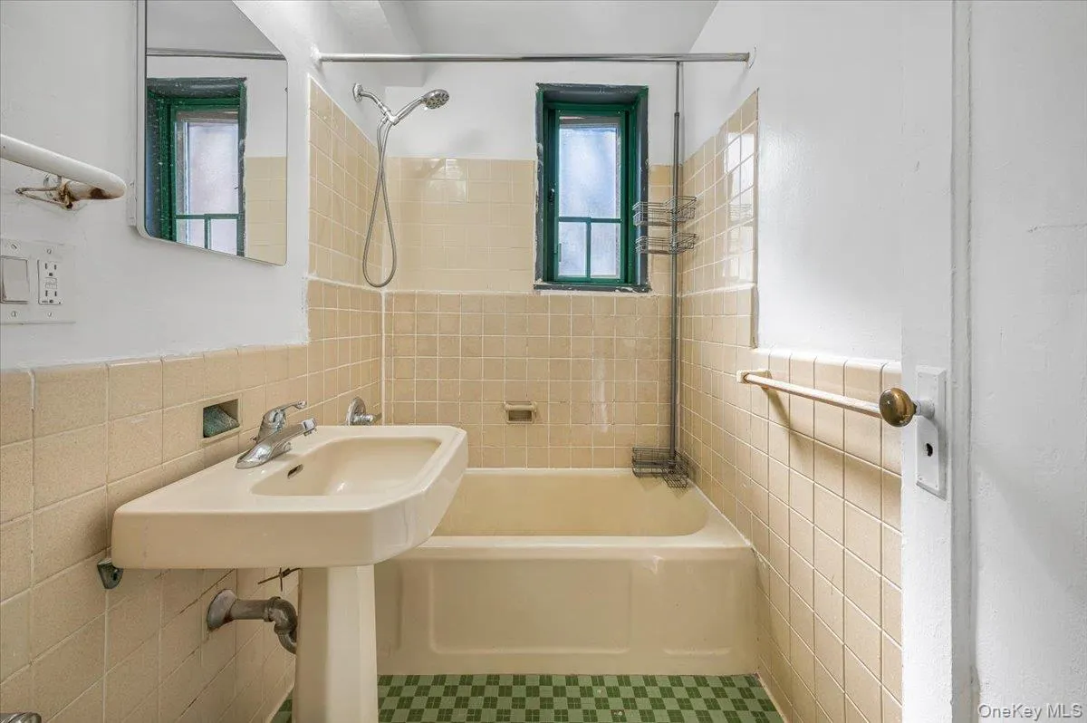 1700 Metropolitan Avenue, New York, NY, 2 Bedrooms Bedrooms, 5 Rooms Rooms,1 BathroomBathrooms,Residential,For Rent,Metropolitan,0,1011730 1700 Metropolitan Avenue, New York, NY, 2 Bedrooms Bedrooms, 5 Rooms Rooms,1 BathroomBathrooms,Residential,For Rent,Metropolitan,0,1011730