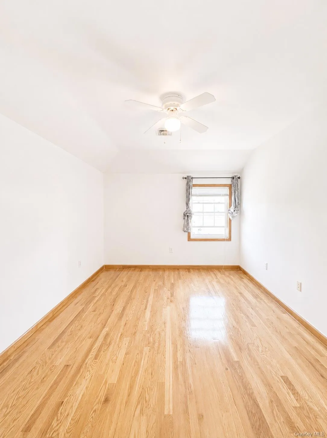 6563 Hull Avenue, New York, NY, 3 Bedrooms Bedrooms, 5 Rooms Rooms,2 BathroomsBathrooms,Residential Lease,For Rent,Hull,0,1011744 6563 Hull Avenue, New York, NY, 3 Bedrooms Bedrooms, 5 Rooms Rooms,2 BathroomsBathrooms,Residential Lease,For Rent,Hull,0,1011744