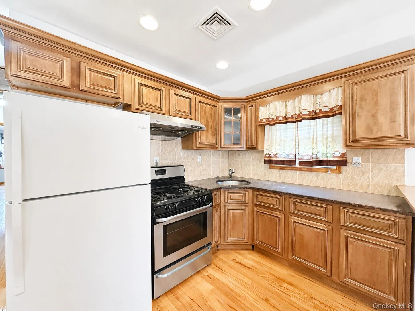 6563 Hull Avenue, New York, NY, 3 Bedrooms Bedrooms, 5 Rooms Rooms,2 BathroomsBathrooms,Residential Lease,For Rent,Hull,0,1011744 6563 Hull Avenue, New York, NY, 3 Bedrooms Bedrooms, 5 Rooms Rooms,2 BathroomsBathrooms,Residential Lease,For Rent,Hull,0,1011744