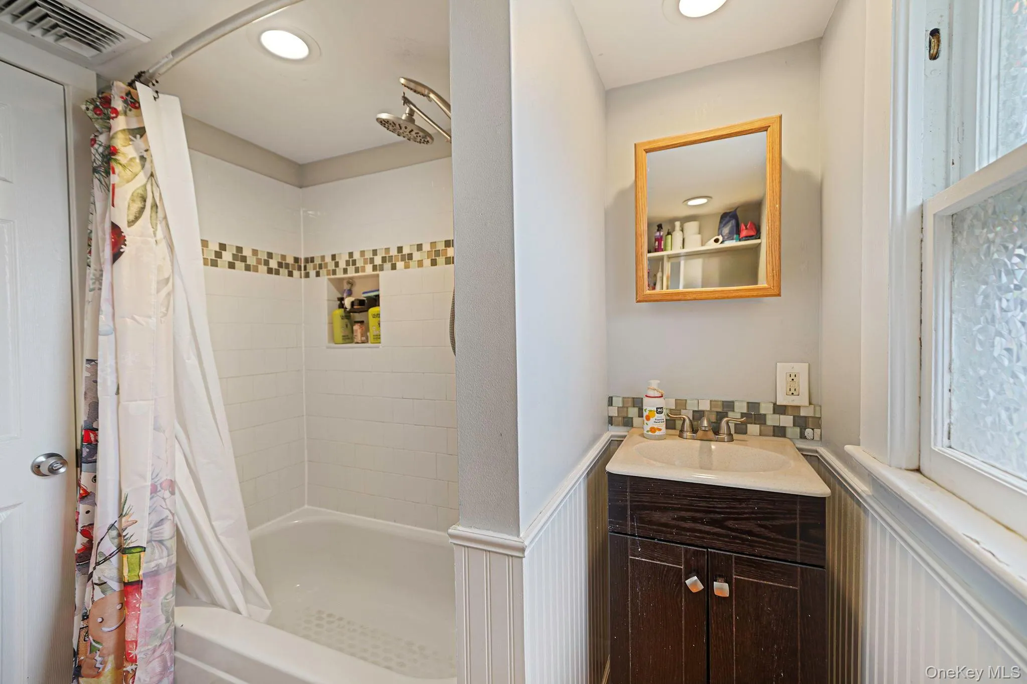 14 Tuttle Avenue, Southampton, NY, 3 Bedrooms Bedrooms, 7 Rooms Rooms,1 BathroomBathrooms,Residential,For Rent,Tuttle,0,1011763 14 Tuttle Avenue, Southampton, NY, 3 Bedrooms Bedrooms, 7 Rooms Rooms,1 BathroomBathrooms,Residential,For Rent,Tuttle,0,1011763