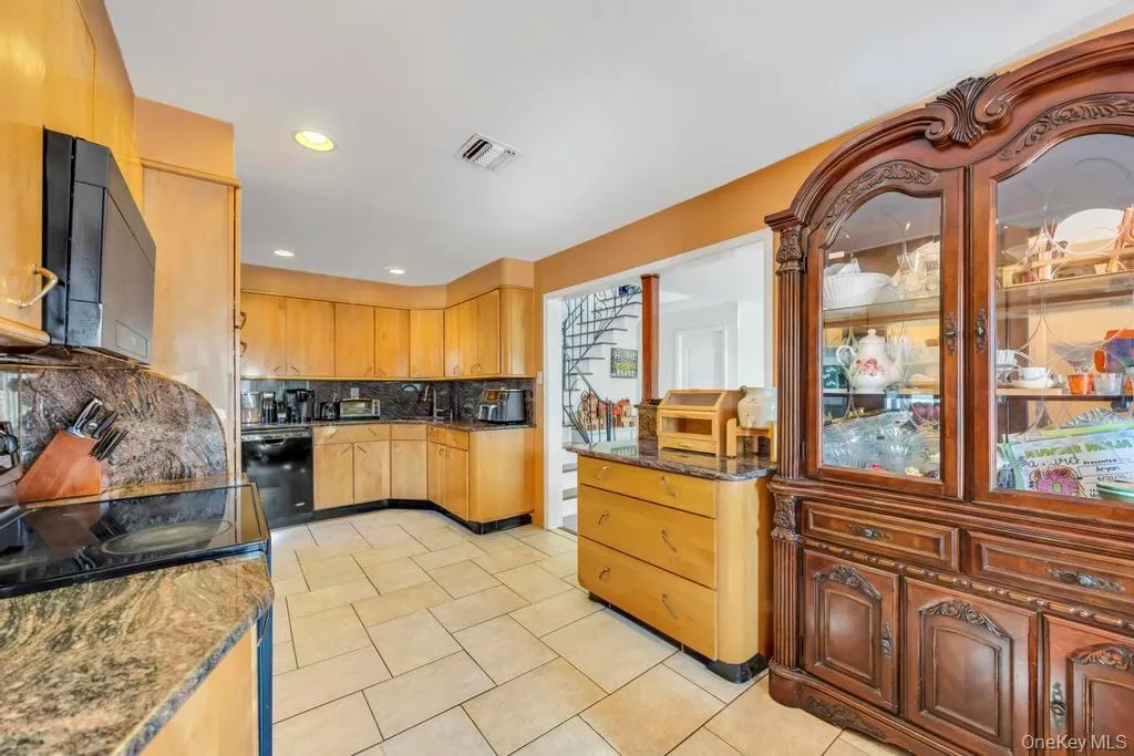 3 Avelaine Court, Babylon, NY, 5 Bedrooms Bedrooms, 8 Rooms Rooms,2 BathroomsBathrooms,Residential,For Rent,Avelaine,0,1011769 3 Avelaine Court, Babylon, NY, 5 Bedrooms Bedrooms, 8 Rooms Rooms,2 BathroomsBathrooms,Residential,For Rent,Avelaine,0,1011769