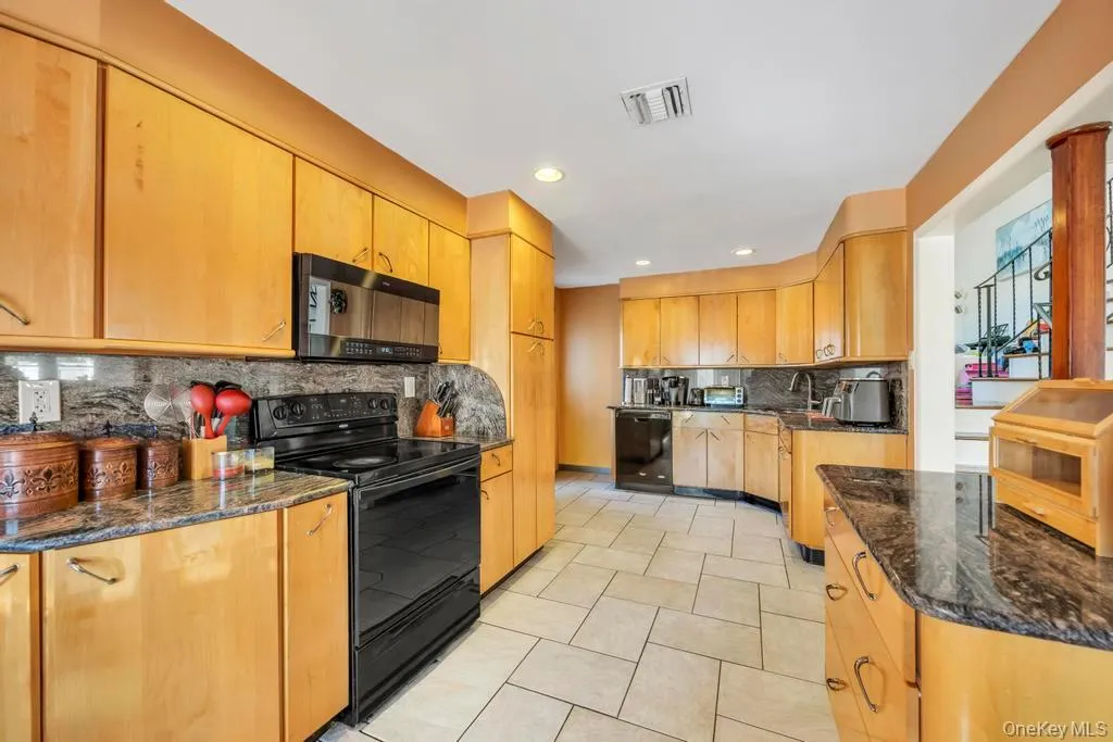 3 Avelaine Court, Babylon, NY, 5 Bedrooms Bedrooms, 8 Rooms Rooms,2 BathroomsBathrooms,Residential,For Rent,Avelaine,0,1011769 3 Avelaine Court, Babylon, NY, 5 Bedrooms Bedrooms, 8 Rooms Rooms,2 BathroomsBathrooms,Residential,For Rent,Avelaine,0,1011769