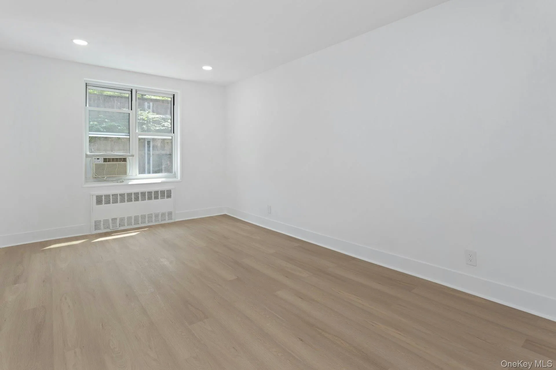 1296 Midland Avenue, Yonkers, NY, 1 Bedroom Bedrooms, 4 Rooms Rooms,1 BathroomBathrooms,Residential,For Rent,Midland,0,1011777 1296 Midland Avenue, Yonkers, NY, 1 Bedroom Bedrooms, 4 Rooms Rooms,1 BathroomBathrooms,Residential,For Rent,Midland,0,1011777