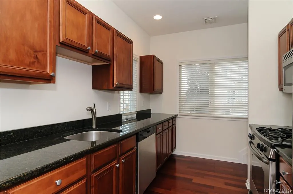 330 Maple Avenue, North Hempstead, NY, 1 Bedroom Bedrooms, 4 Rooms Rooms,1 BathroomBathrooms,Residential Lease,For Rent,Maple,0,1011785 330 Maple Avenue, North Hempstead, NY, 1 Bedroom Bedrooms, 4 Rooms Rooms,1 BathroomBathrooms,Residential Lease,For Rent,Maple,0,1011785
