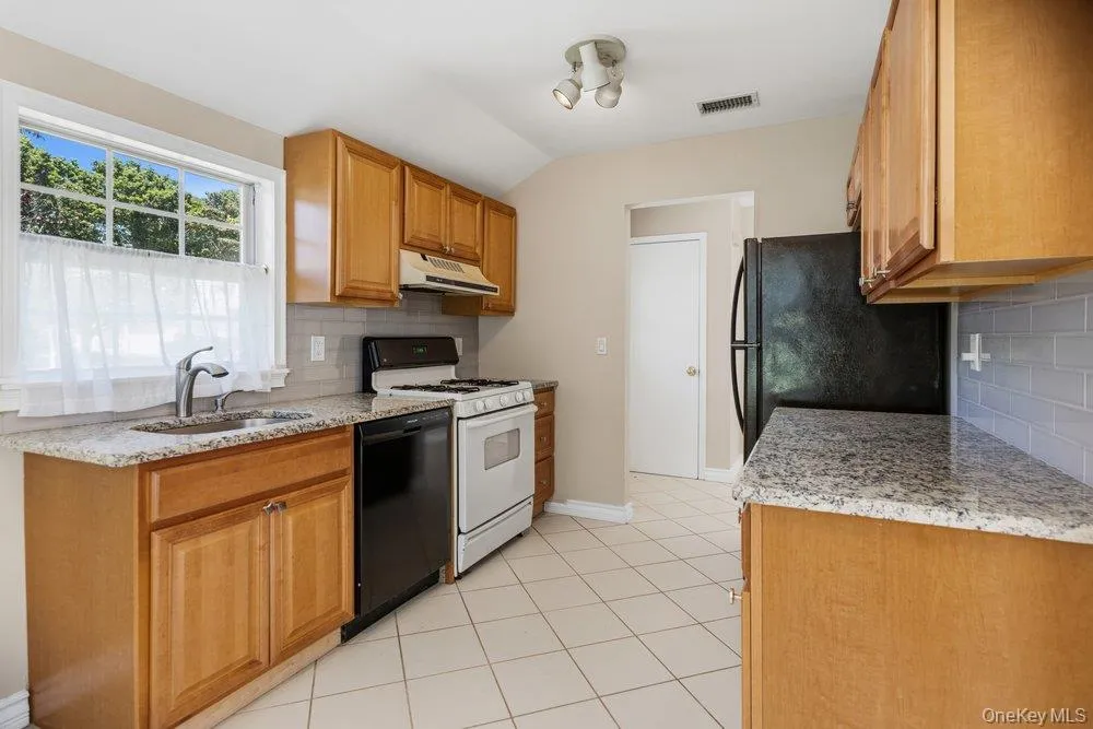 532 Race Place, Islip, NY, 2 Bedrooms Bedrooms, 5 Rooms Rooms,1 BathroomBathrooms,Residential,For Rent,Race,0,1011793 532 Race Place, Islip, NY, 2 Bedrooms Bedrooms, 5 Rooms Rooms,1 BathroomBathrooms,Residential,For Rent,Race,0,1011793