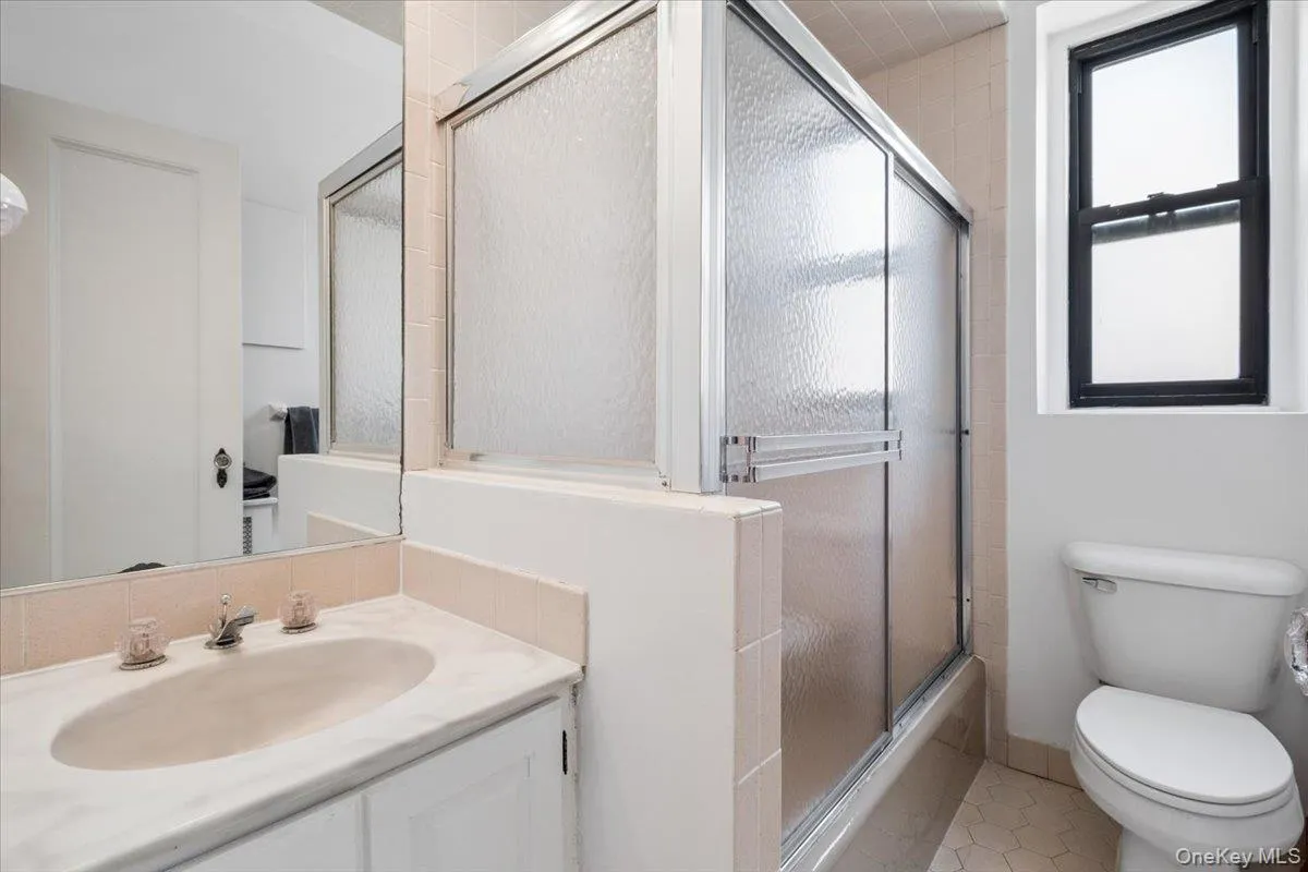 Full Hall bathroom w/ bathtub Full Hall bathroom w/ bathtub