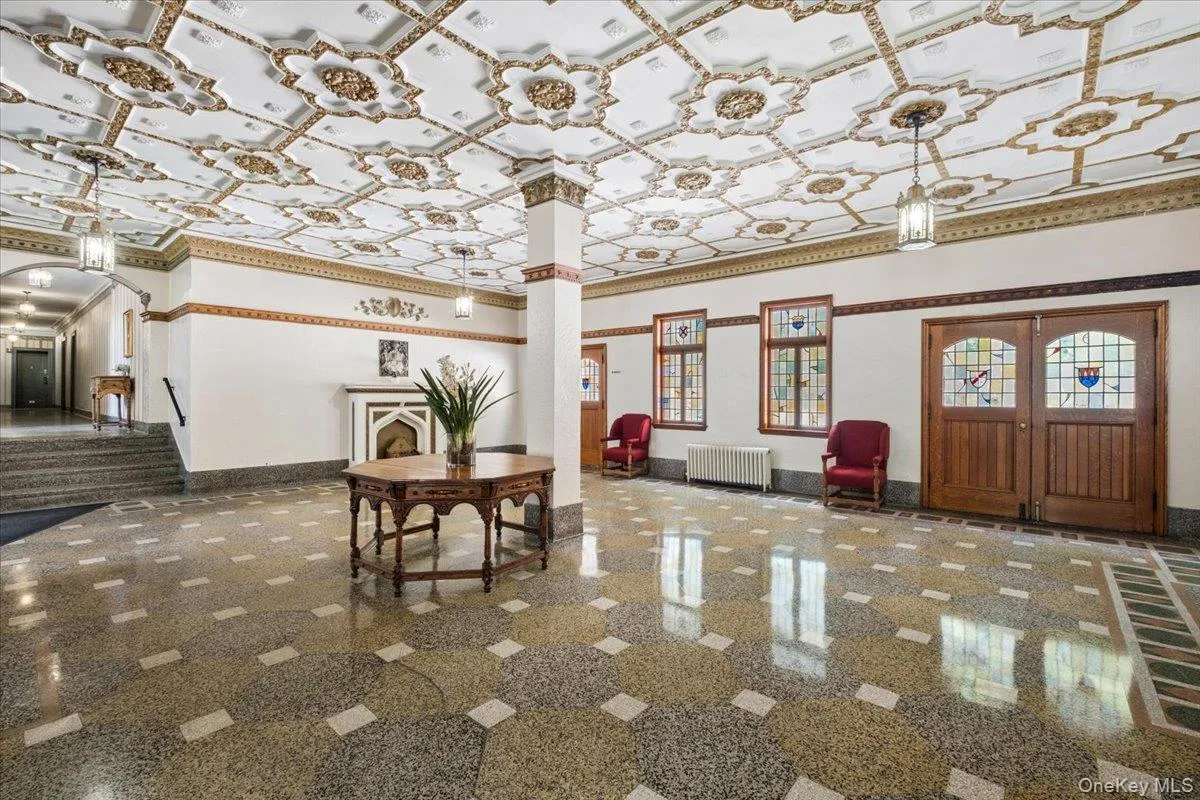 Welcoming Lobby in a classic pre-war style Welcoming Lobby in a classic pre-war style