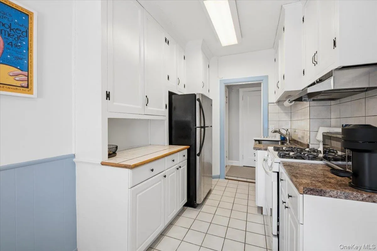 Large cabinets in eat-in-kitchen Large cabinets in eat-in-kitchen