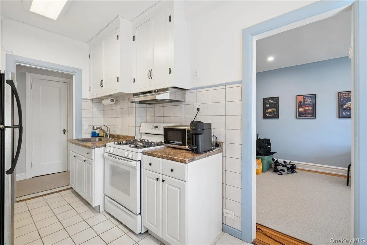 Eat-in-Kitchen Eat-in-Kitchen
