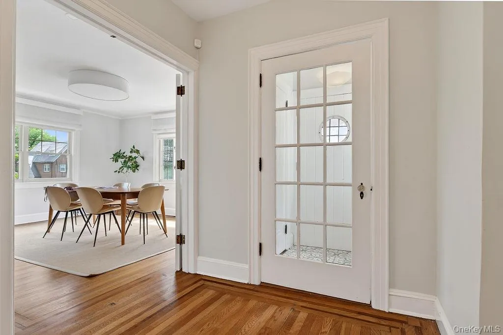 Dining room to right as you enter Dining room to right as you enter