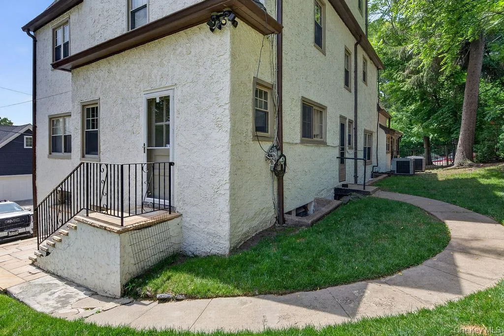 33 Lynwood Road, Greenburgh, NY, 5 Bedrooms Bedrooms, 8 Rooms Rooms,3 BathroomsBathrooms,Residential Lease,For Rent,Lynwood,0,1011826 33 Lynwood Road, Greenburgh, NY, 5 Bedrooms Bedrooms, 8 Rooms Rooms,3 BathroomsBathrooms,Residential Lease,For Rent,Lynwood,0,1011826