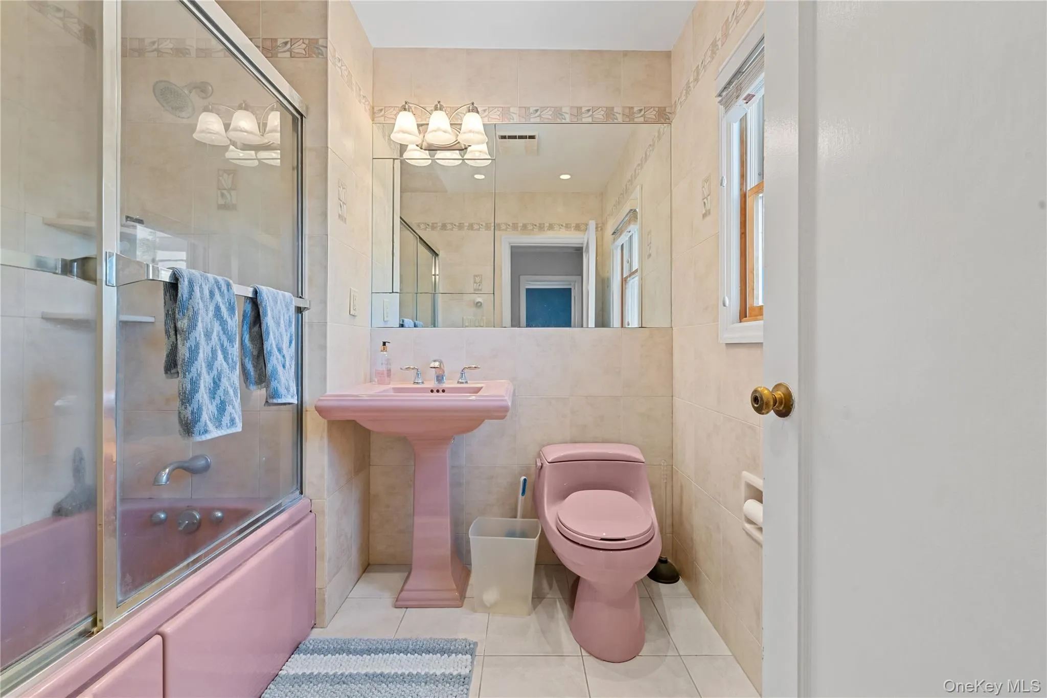 FULL BATHROOM FULL BATHROOM