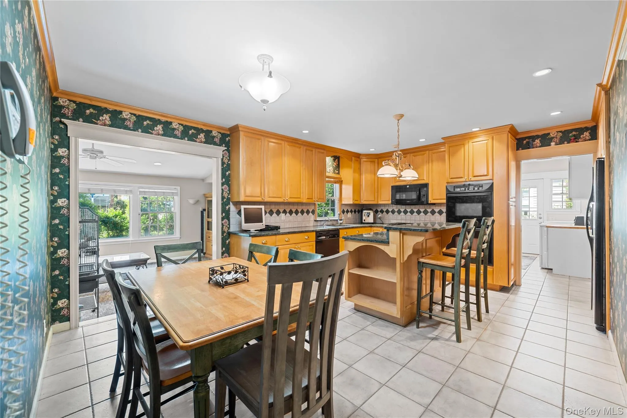 EAT IN KITCHEN EAT IN KITCHEN
