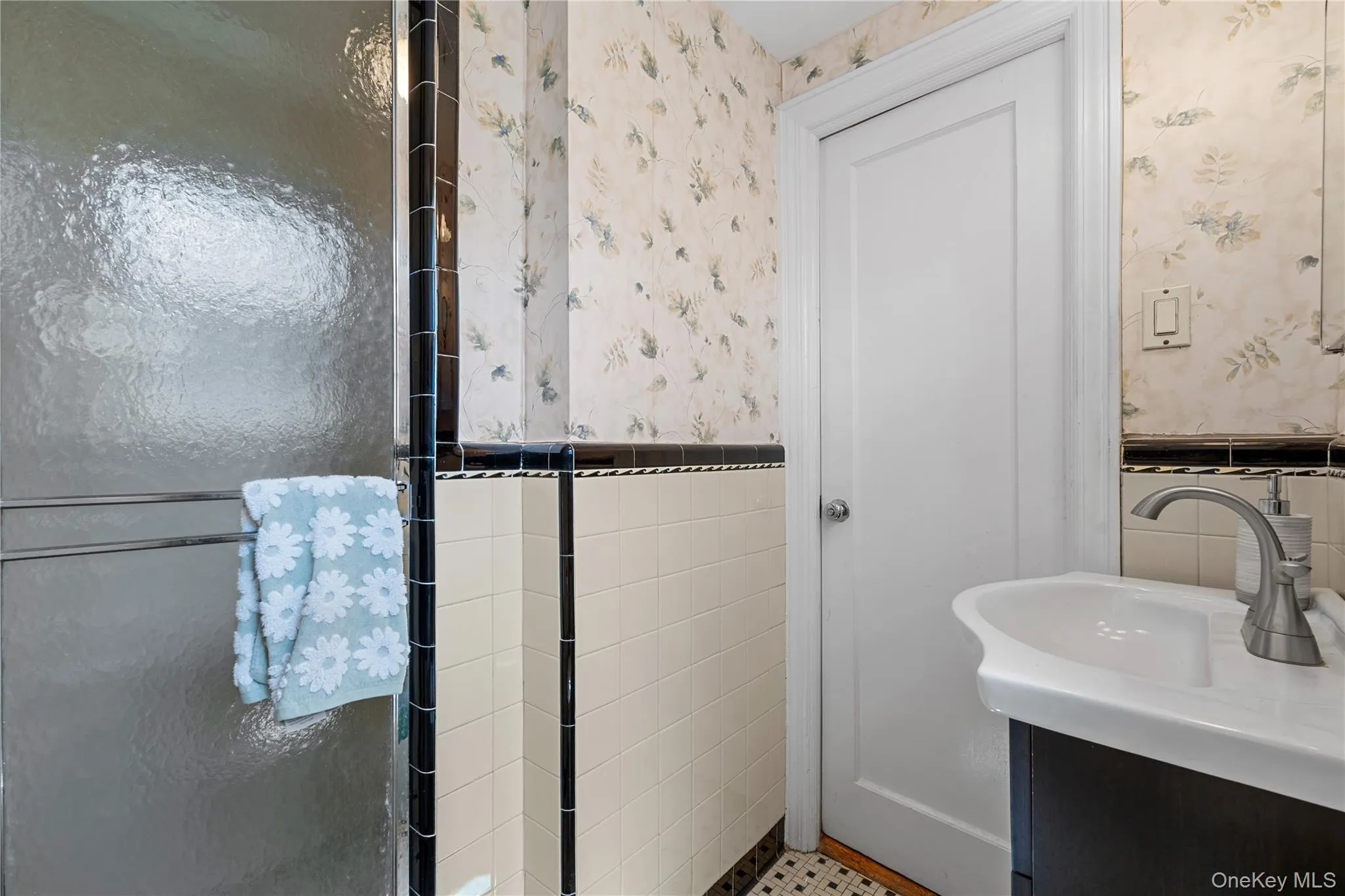 FULL BATHROOM ON FIRST FLOOR FULL BATHROOM ON FIRST FLOOR