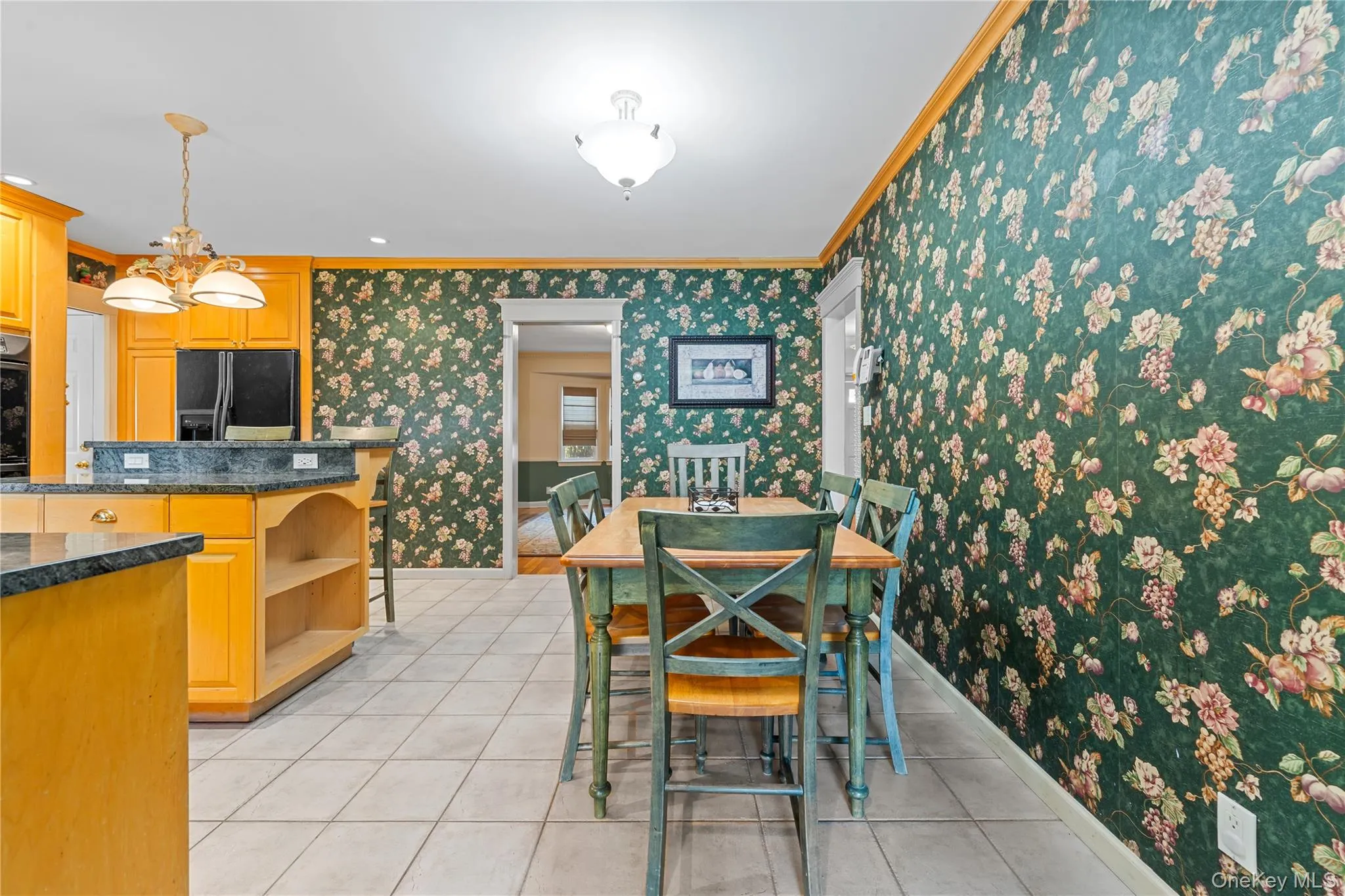 EAT IN KITCHEN EAT IN KITCHEN