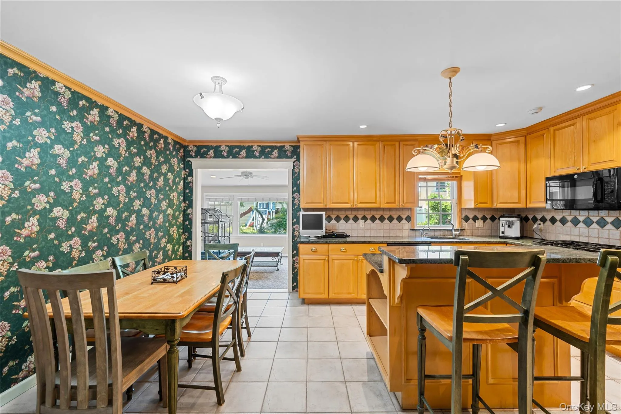 EAT IN KITCHEN EAT IN KITCHEN