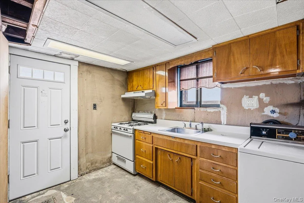 1228 80th Street, New York, NY, 3 Bedrooms Bedrooms, 6 Rooms Rooms,1 BathroomBathrooms,Residential,For Rent,80th,0,1011854 1228 80th Street, New York, NY, 3 Bedrooms Bedrooms, 6 Rooms Rooms,1 BathroomBathrooms,Residential,For Rent,80th,0,1011854