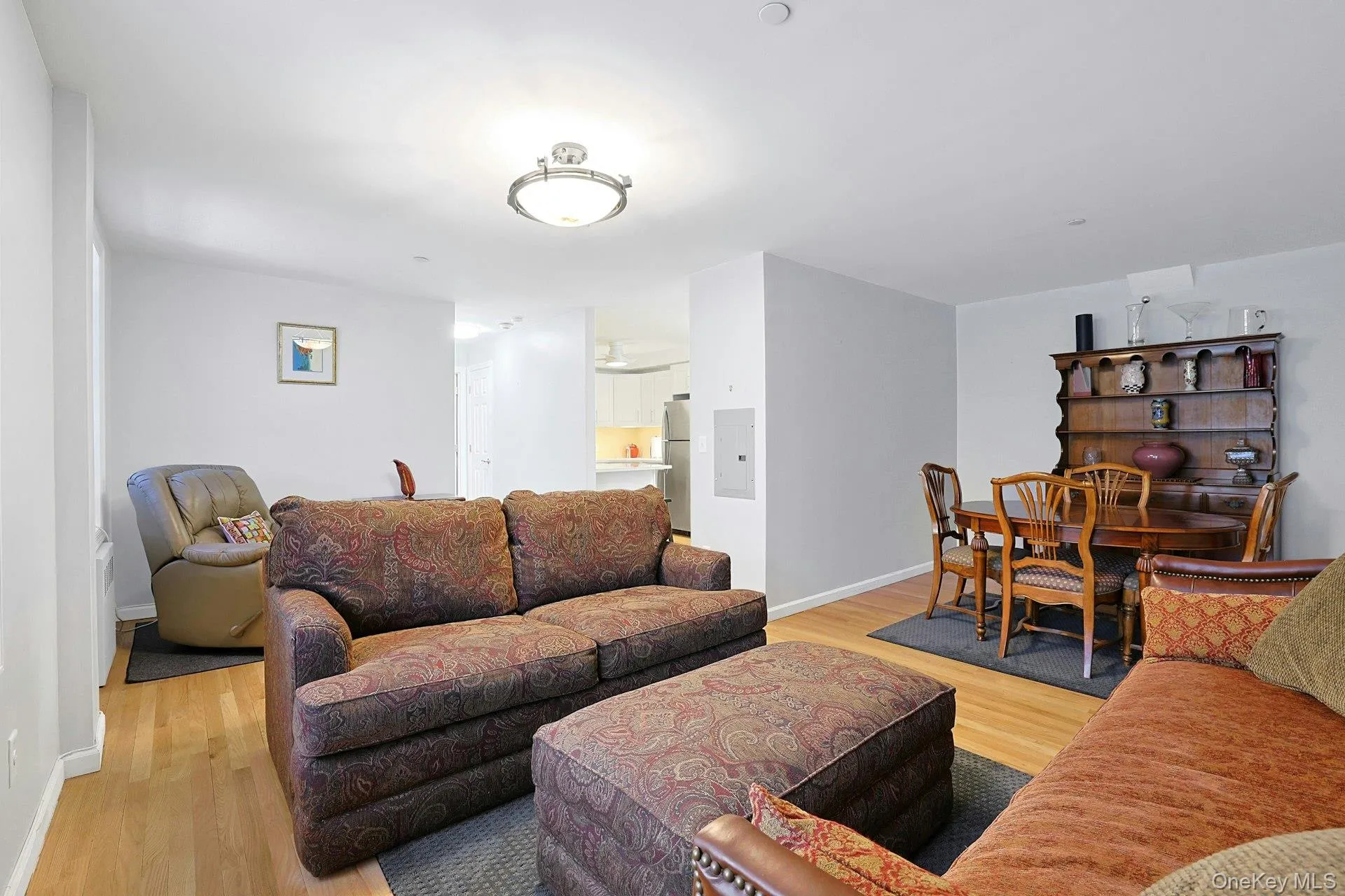 The living room/dining room allows for flexible design usage. The living room/dining room allows for flexible design usage.
