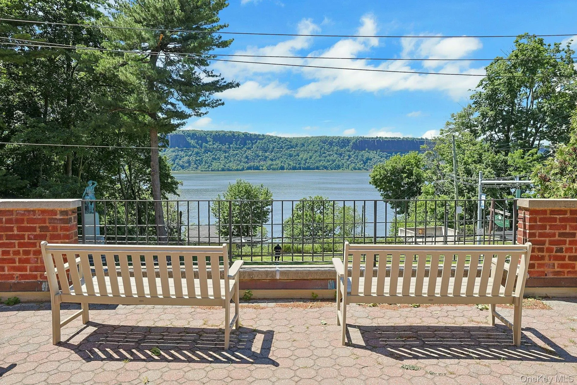 Common patio with spectacular views of the Hudson River. Common patio with spectacular views of the Hudson River.