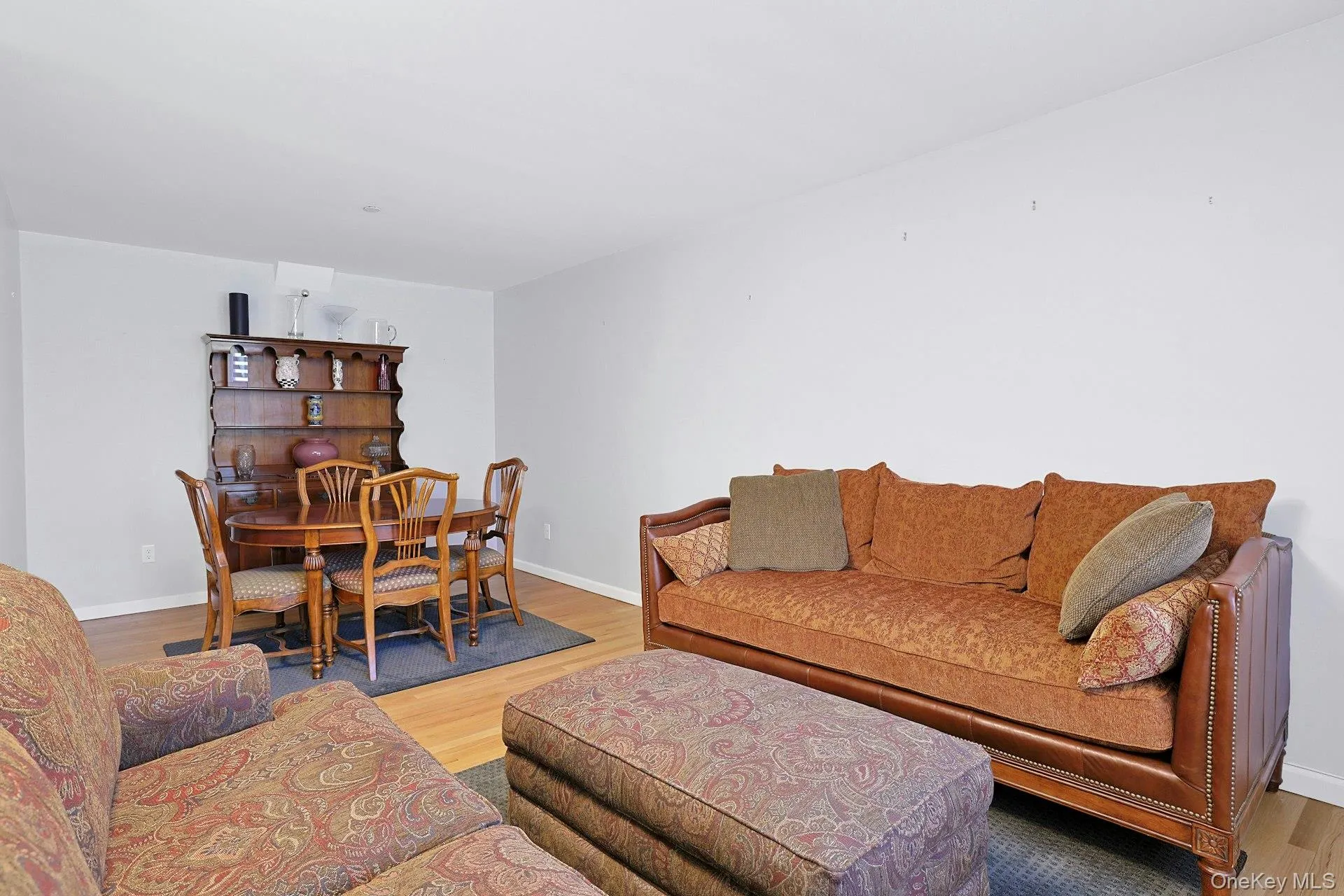 The dining area can serve as an entertainment space. The dining area can serve as an entertainment space.