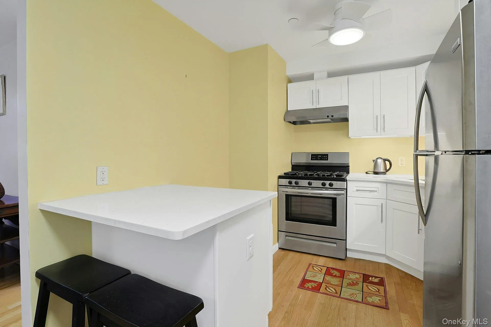 Island with granite top. Island with granite top.