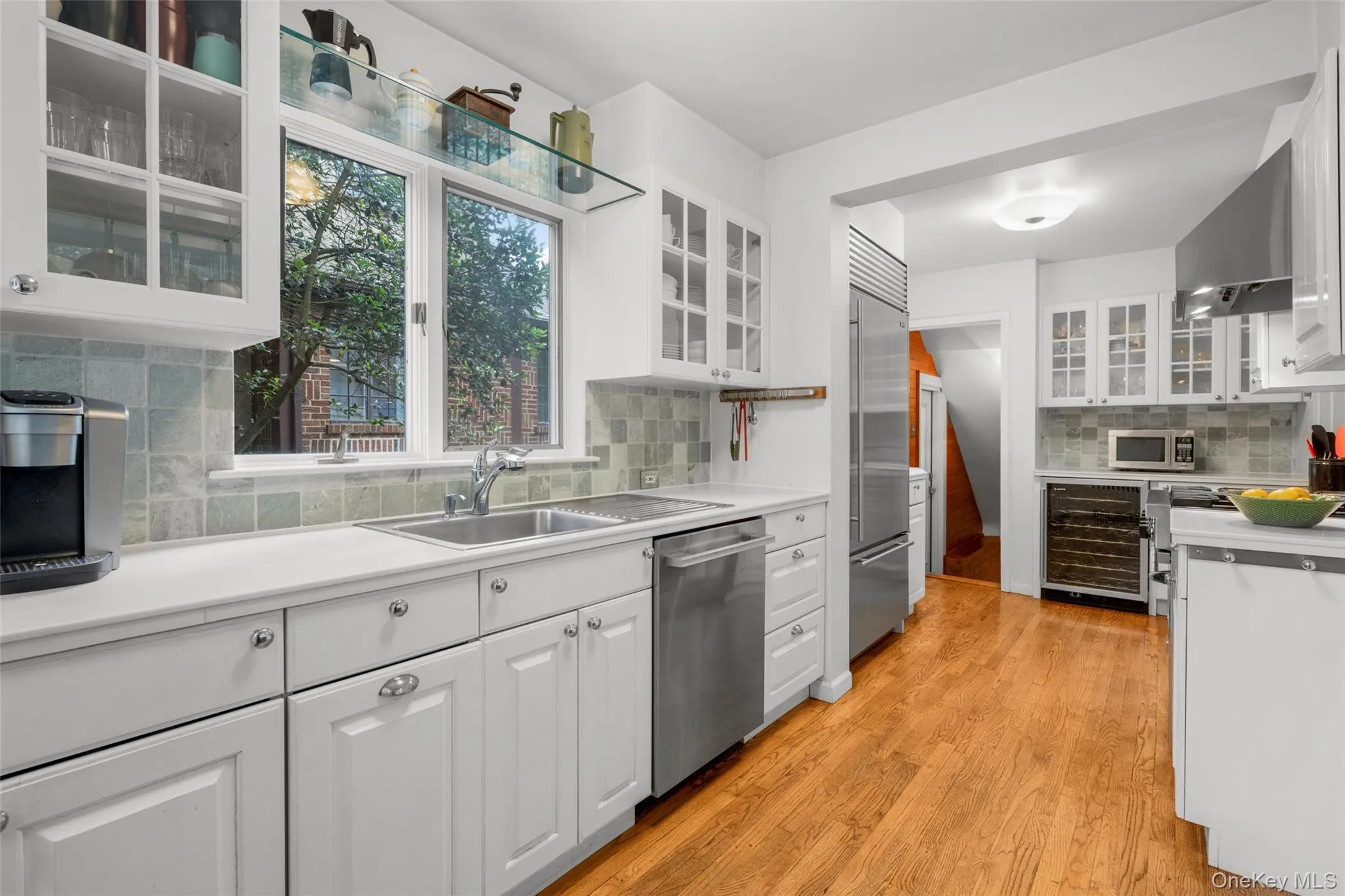 Eat-in kitchen with stainless steel appliances. Side access to the backyard. Eat-in kitchen with stainless steel appliances. Side access to the backyard.