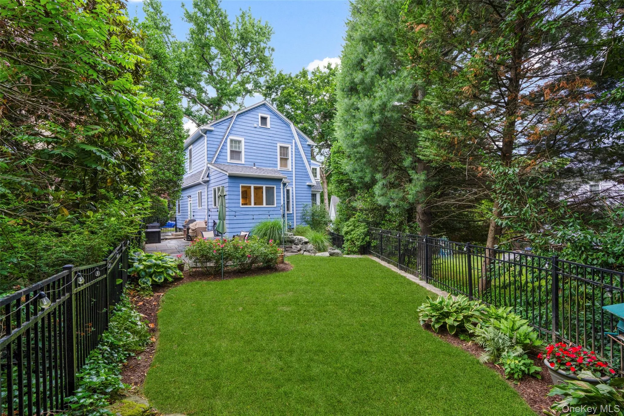 Set on a landscaped 0.11-acre property with mature plantings and a private bluestone patio, this home enjoys a highly desirable Larchmont location. Set on a landscaped 0.11-acre property with mature plantings and a private bluestone patio, this home enjoys a highly desirable Larchmont location.