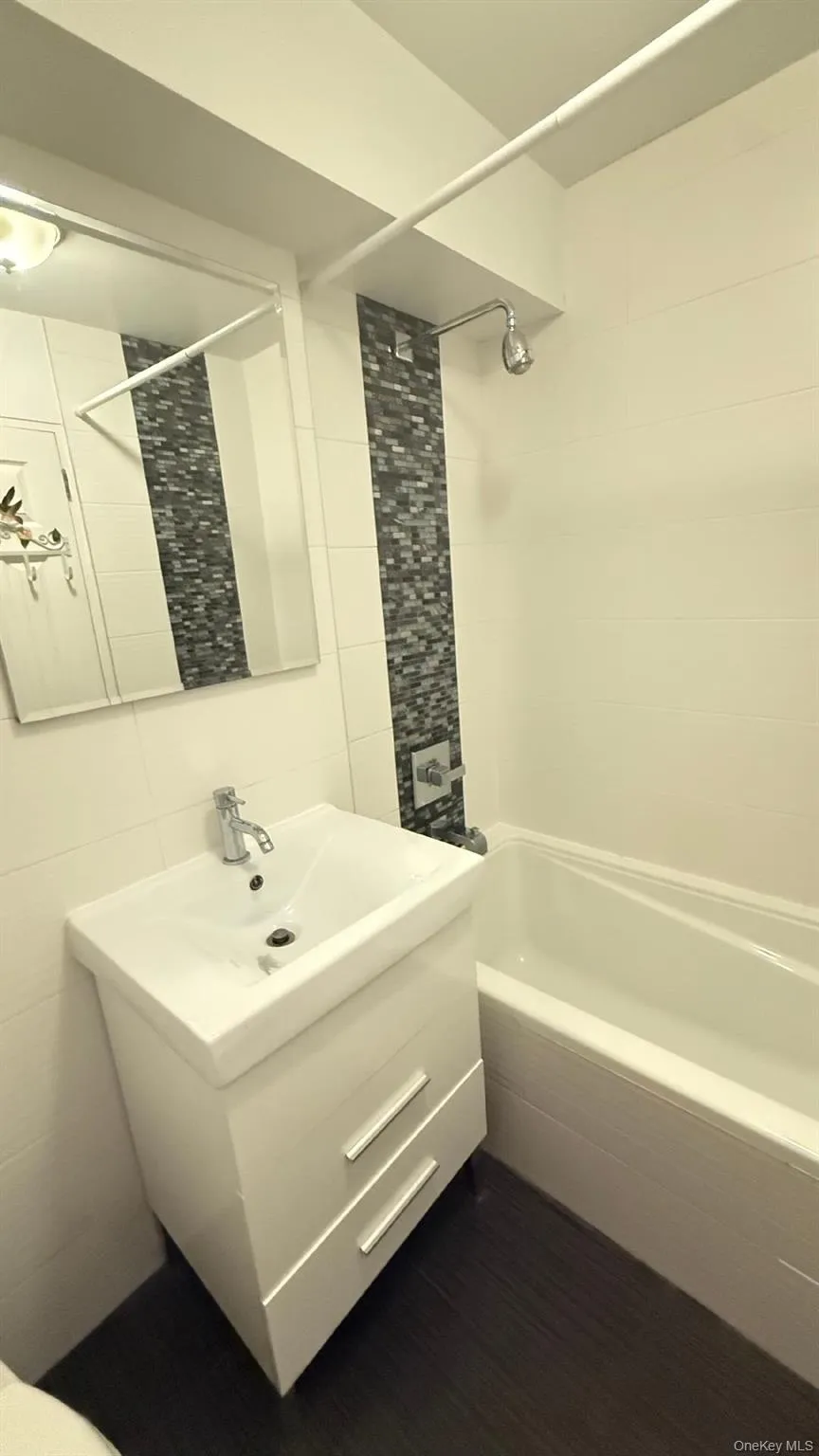 84-29 155th Avenue, New York, NY, 2 Rooms Rooms,1 BathroomBathrooms,Residential,For Rent,155th,0,1011891 84-29 155th Avenue, New York, NY, 2 Rooms Rooms,1 BathroomBathrooms,Residential,For Rent,155th,0,1011891
