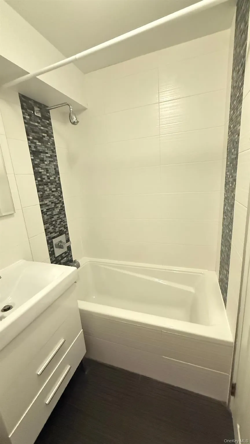 84-29 155th Avenue, New York, NY, 2 Rooms Rooms,1 BathroomBathrooms,Residential,For Rent,155th,0,1011891 84-29 155th Avenue, New York, NY, 2 Rooms Rooms,1 BathroomBathrooms,Residential,For Rent,155th,0,1011891