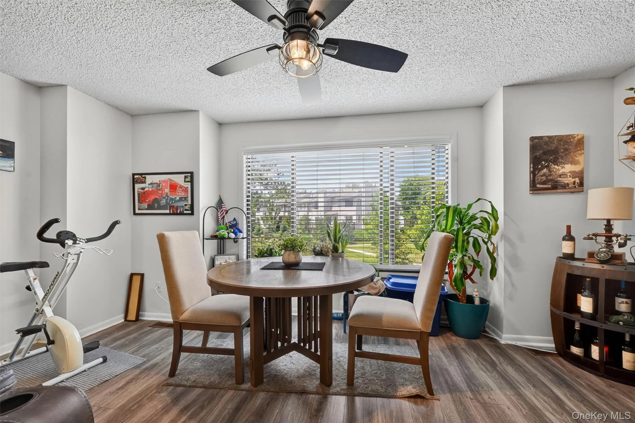 Enjoy meals in the dining area with a beautiful serene view. Enjoy meals in the dining area with a beautiful serene view.