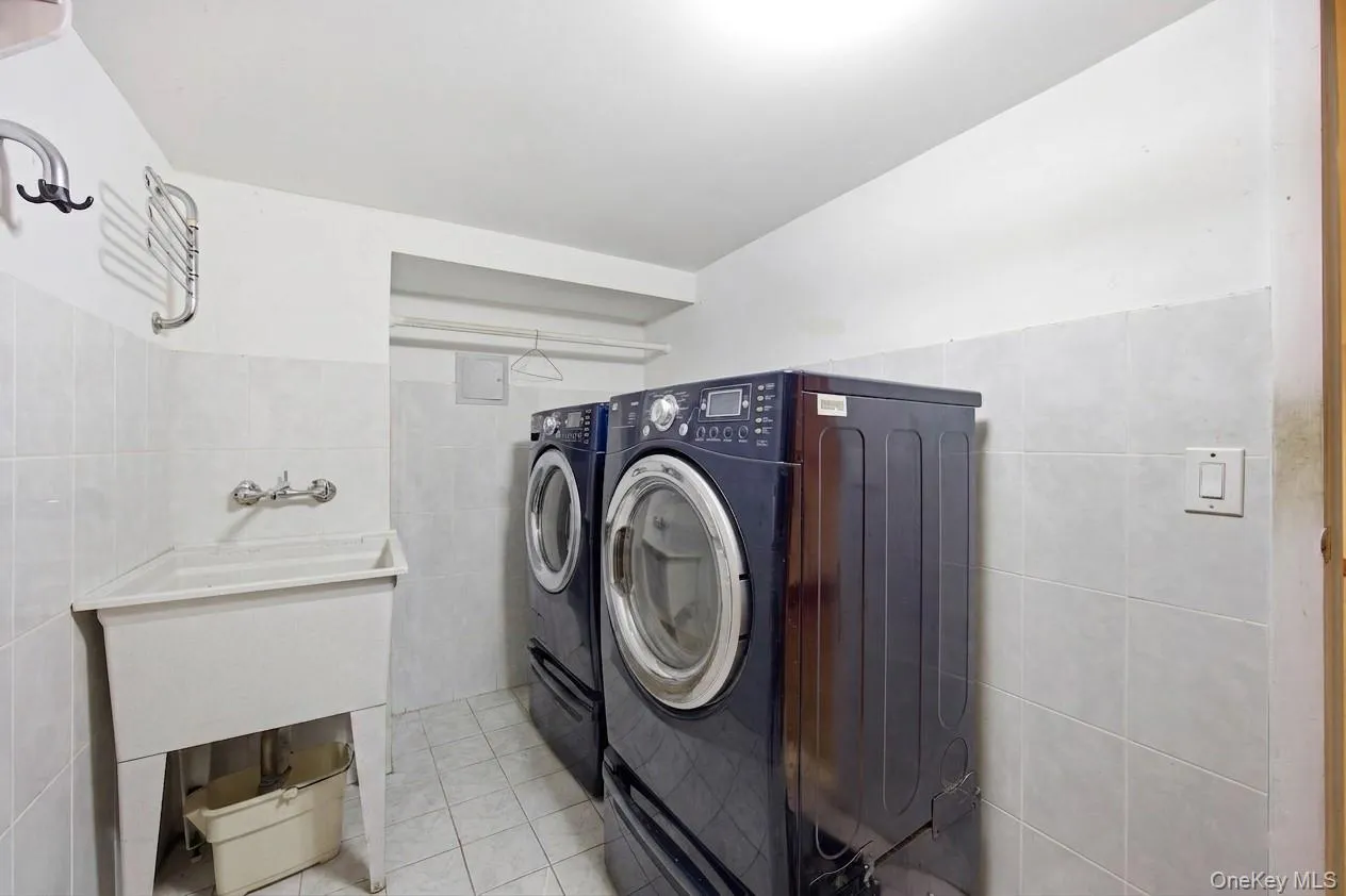 1 Bridle Path Drive, North Hempstead, NY, 7 Bedrooms Bedrooms, 12 Rooms Rooms,6 BathroomsBathrooms,Residential Lease,For Rent,Bridle Path,0,1011961 1 Bridle Path Drive, North Hempstead, NY, 7 Bedrooms Bedrooms, 12 Rooms Rooms,6 BathroomsBathrooms,Residential Lease,For Rent,Bridle Path,0,1011961