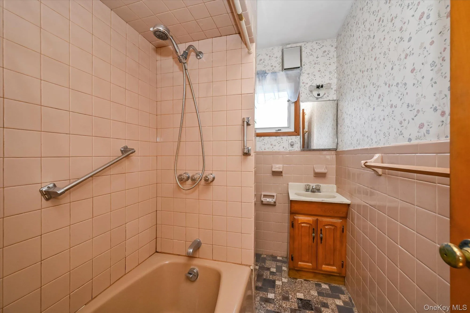 33-30 203rd Street, New York, NY, 3 Bedrooms Bedrooms, 6 Rooms Rooms,1 BathroomBathrooms,Residential,For Rent,203rd,0,1011973 33-30 203rd Street, New York, NY, 3 Bedrooms Bedrooms, 6 Rooms Rooms,1 BathroomBathrooms,Residential,For Rent,203rd,0,1011973