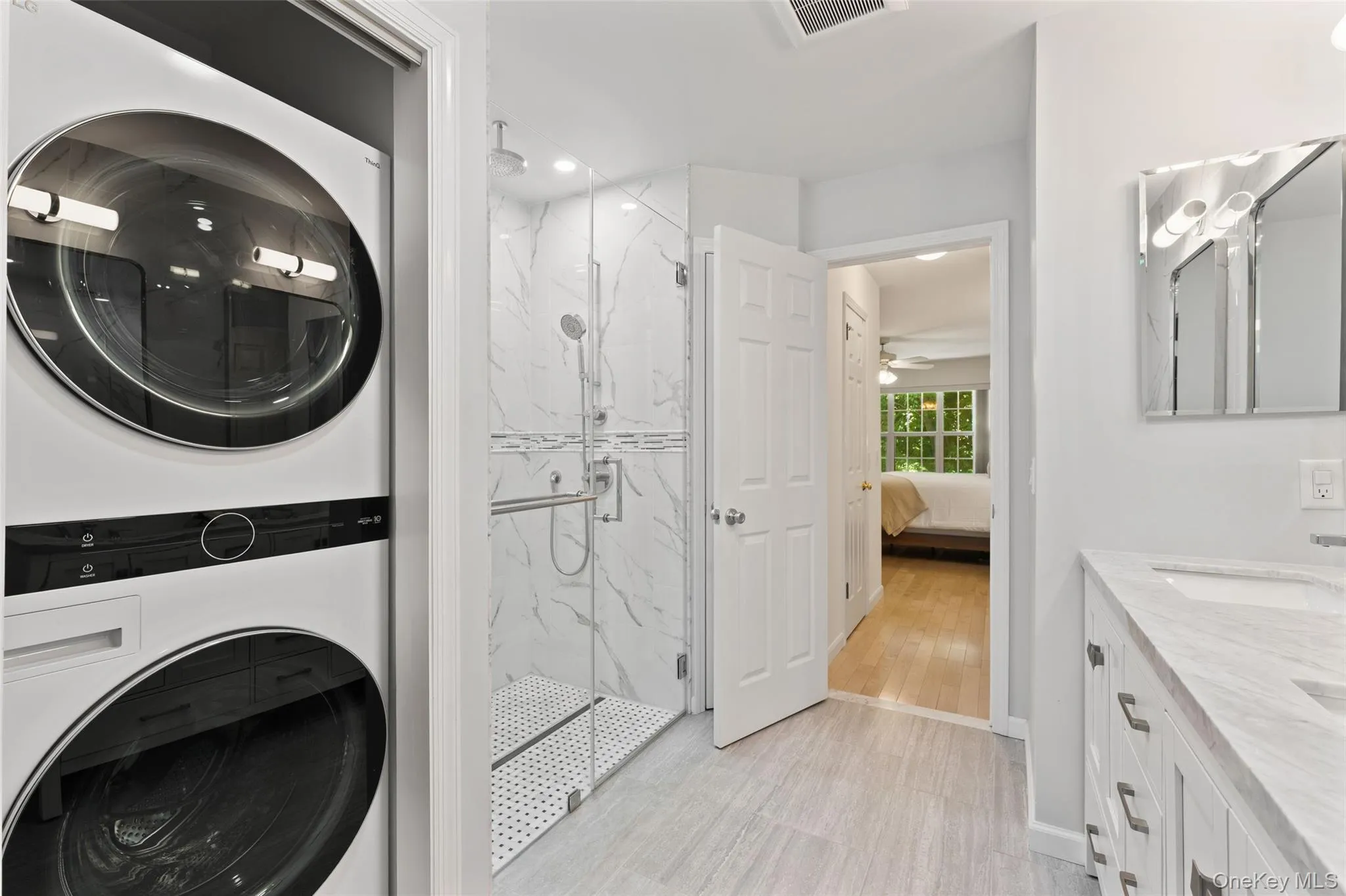 Full Size Washer/Dryer Conveniently Located in Primary Bath Full Size Washer/Dryer Conveniently Located in Primary Bath