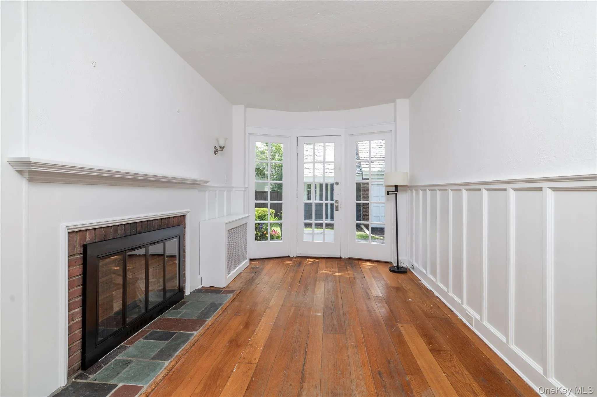 Den w/ French doors to Patio & Fireplace! Den w/ French doors to Patio & Fireplace!