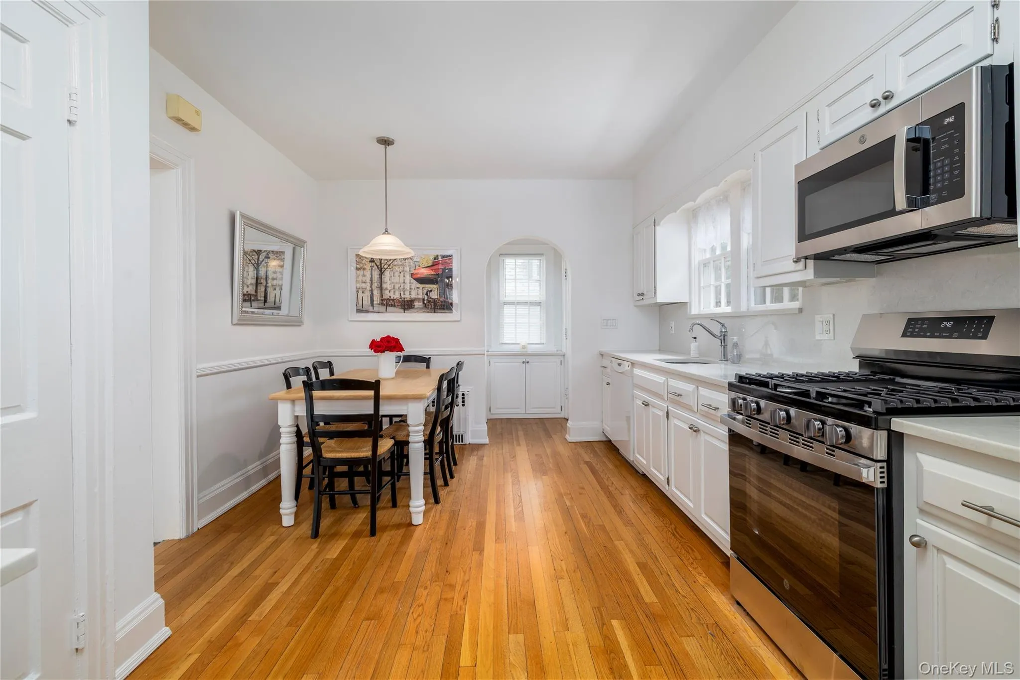Eat in Kitchen w/ New Stainless Appliances Eat in Kitchen w/ New Stainless Appliances