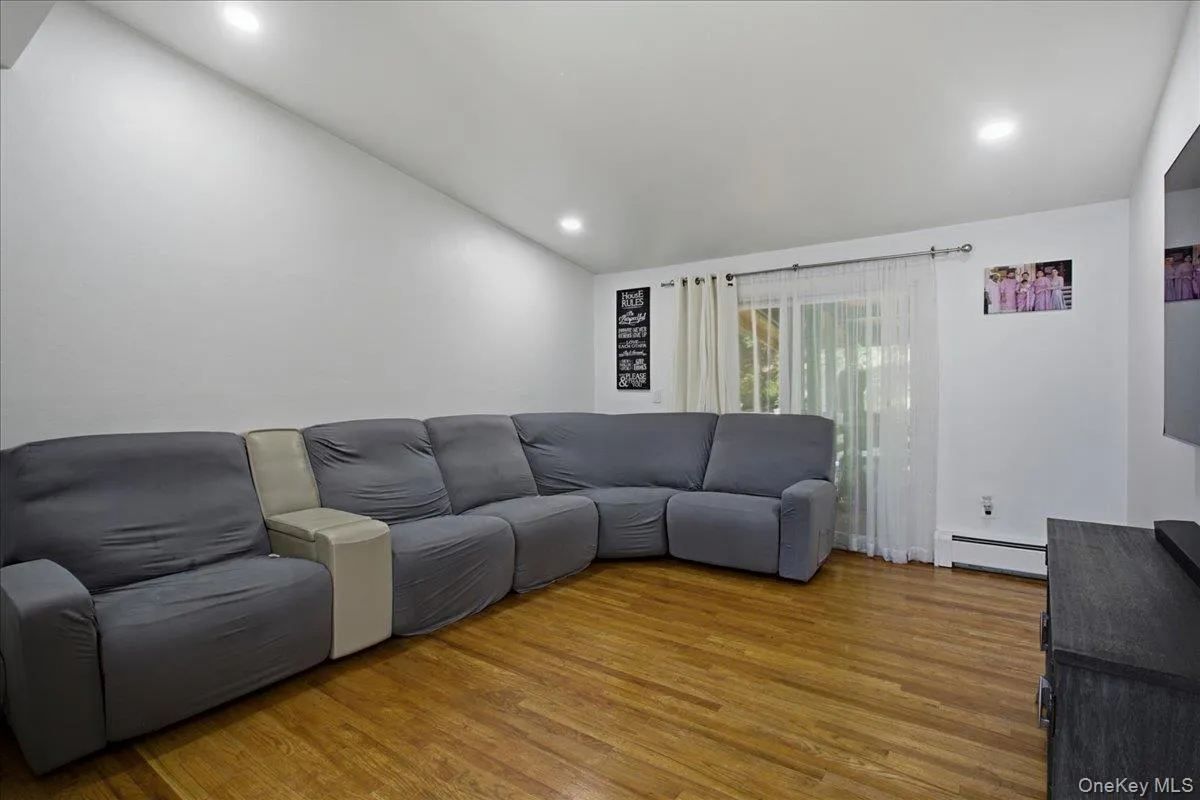 4 Medford Place, Clarkstown, NY, 4 Bedrooms Bedrooms, 8 Rooms Rooms,2 BathroomsBathrooms,Residential,For Rent,Medford,0,1012046 4 Medford Place, Clarkstown, NY, 4 Bedrooms Bedrooms, 8 Rooms Rooms,2 BathroomsBathrooms,Residential,For Rent,Medford,0,1012046