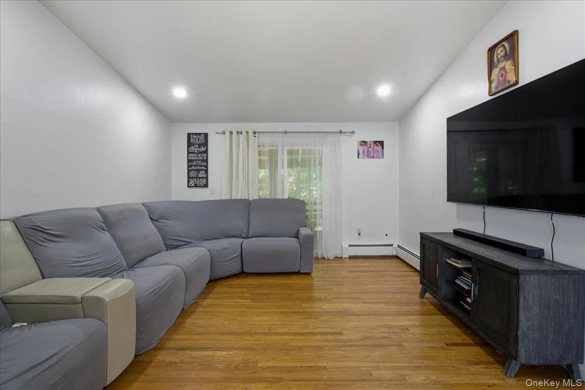 4 Medford Place, Clarkstown, NY, 4 Bedrooms Bedrooms, 8 Rooms Rooms,2 BathroomsBathrooms,Residential,For Rent,Medford,0,1012046 4 Medford Place, Clarkstown, NY, 4 Bedrooms Bedrooms, 8 Rooms Rooms,2 BathroomsBathrooms,Residential,For Rent,Medford,0,1012046
