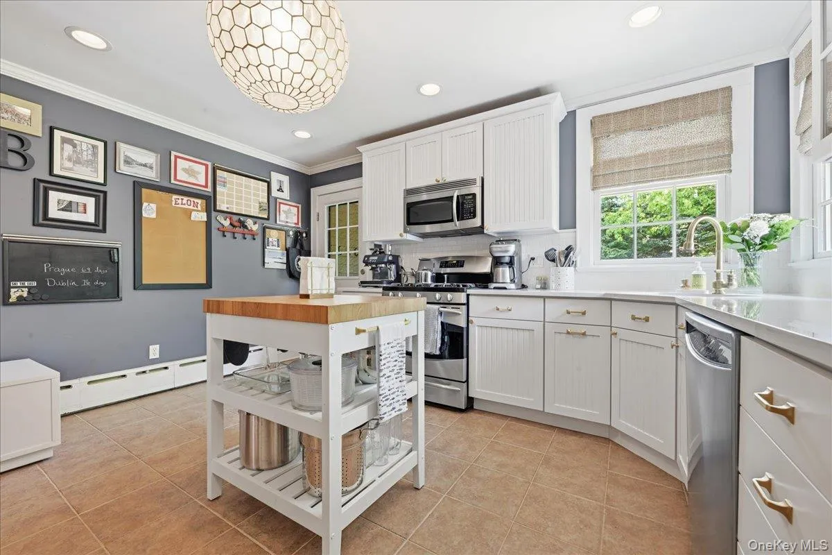 39 Little East Neck Road, Babylon, NY, 5 Bedrooms Bedrooms, 11 Rooms Rooms,2 BathroomsBathrooms,Residential,For Rent,Little East Neck,0,1012049 39 Little East Neck Road, Babylon, NY, 5 Bedrooms Bedrooms, 11 Rooms Rooms,2 BathroomsBathrooms,Residential,For Rent,Little East Neck,0,1012049