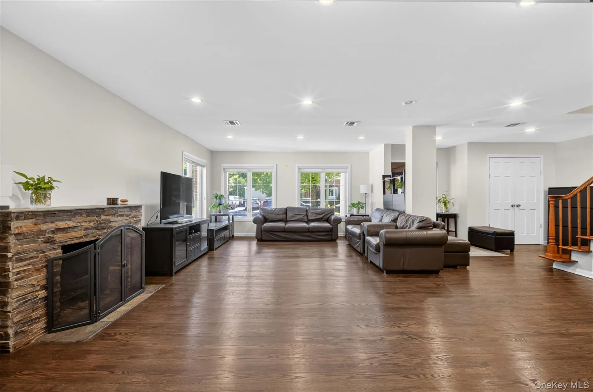 60 Plymouth Road, North Hempstead, NY, 5 Bedrooms Bedrooms, 14 Rooms Rooms,4 BathroomsBathrooms,Residential,For Rent,Plymouth,0,1012053 60 Plymouth Road, North Hempstead, NY, 5 Bedrooms Bedrooms, 14 Rooms Rooms,4 BathroomsBathrooms,Residential,For Rent,Plymouth,0,1012053
