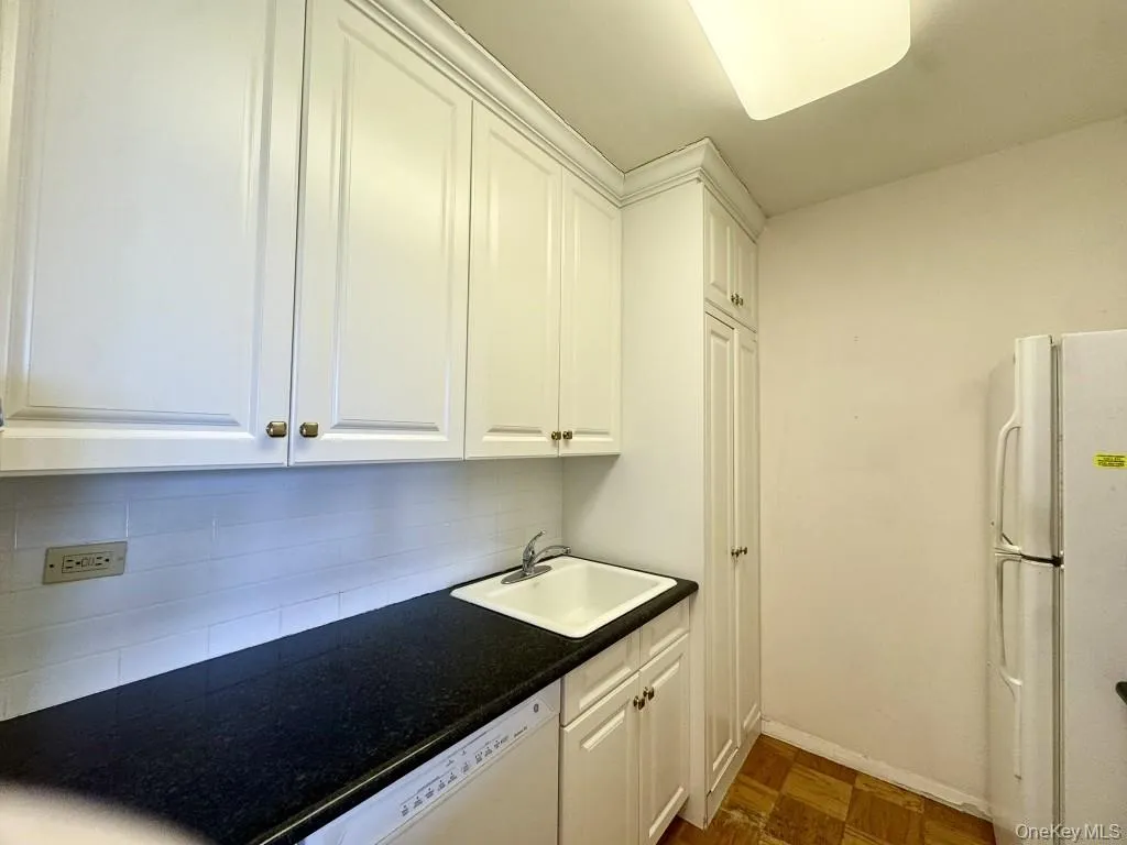 27110 Grand Central Parkway, New York, NY, 1 Bedroom Bedrooms, 3 Rooms Rooms,1 BathroomBathrooms,Residential,For Rent,Grand Central,0,1012057 27110 Grand Central Parkway, New York, NY, 1 Bedroom Bedrooms, 3 Rooms Rooms,1 BathroomBathrooms,Residential,For Rent,Grand Central,0,1012057
