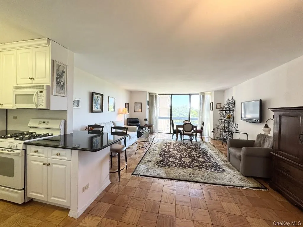 27110 Grand Central Parkway, New York, NY, 1 Bedroom Bedrooms, 3 Rooms Rooms,1 BathroomBathrooms,Residential,For Rent,Grand Central,0,1012057 27110 Grand Central Parkway, New York, NY, 1 Bedroom Bedrooms, 3 Rooms Rooms,1 BathroomBathrooms,Residential,For Rent,Grand Central,0,1012057